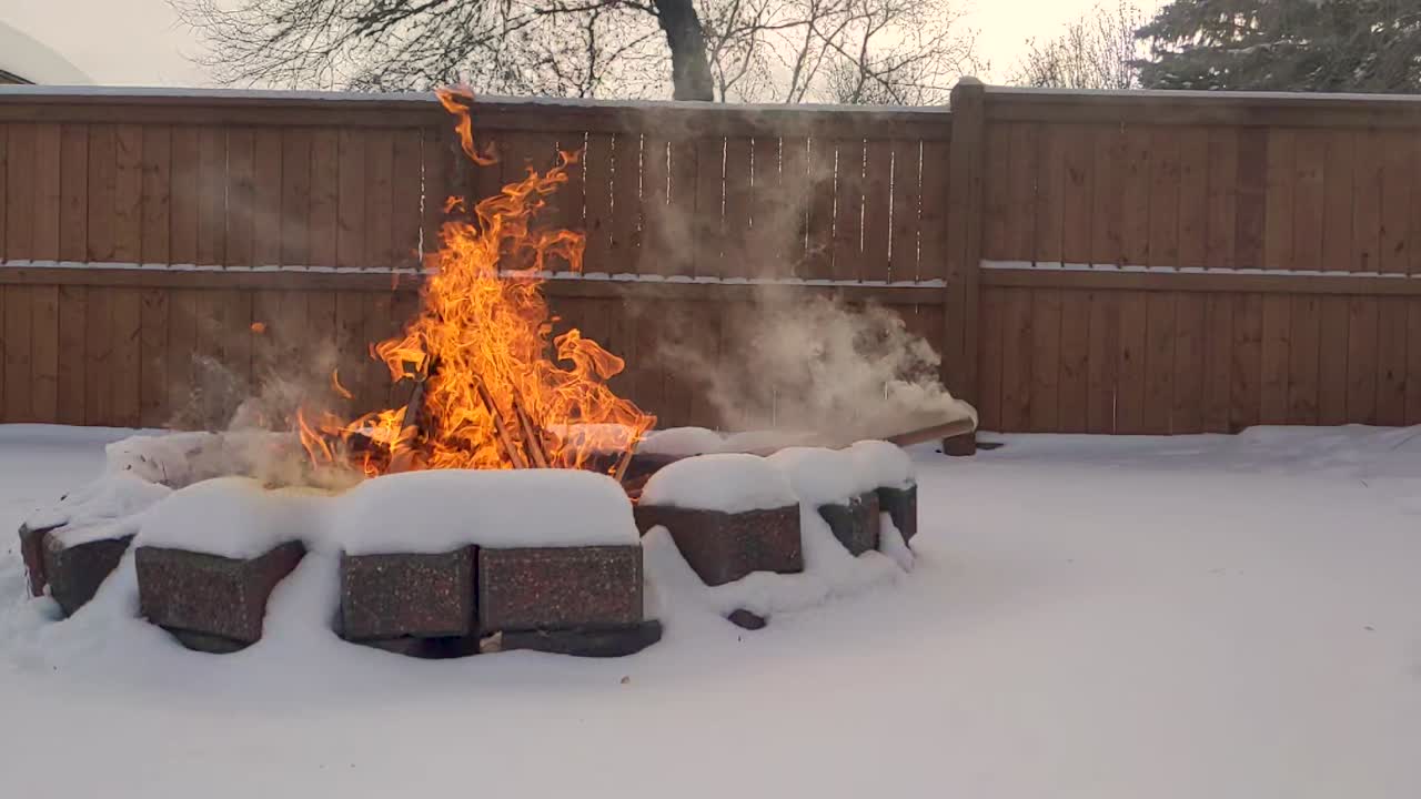 restos de cartón se queman lentamente en la chimenea del patio trasero residencial