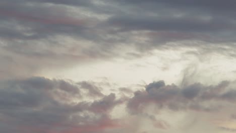 Enormes-Nubes-Que-Capturan-Los-últimos-Rayos-Rojos-Del-Atardecer-Que-Se-Mueven-En-El-Cielo,-Australia,-Gippsland,-Victoria,-Maffra