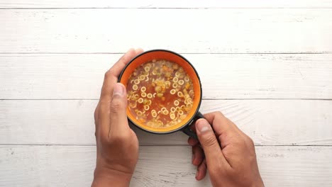 sopa de taza instantánea en una taza en la mesa