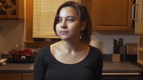 joven de raza mixta asiática disfrutando de un bocado de ensalada en la cocina para el almuerzo