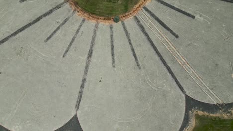 vista de video de drones aéreos de alta resolución de 4k del intercambio de la autopista de flores con banderas israelíes- rishon lezion- israel