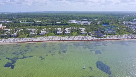 Vista-Aérea-De-Drones-Del-Resort-Caribeño-En-Playa-Bavaro-En-Punta-Cana,-República-Dominicana