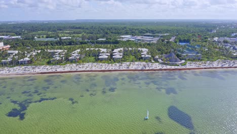 vista aérea de drones del resort caribeño en playa bavaro en punta cana, república dominicana