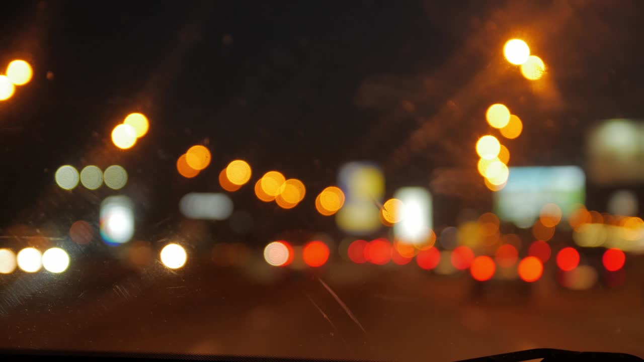 las luces de los automóviles nocturnos están desenfocadas.