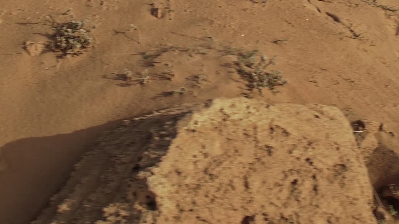 Vista aerea di terreno sabbioso in Marocco che mostra impronte e trame