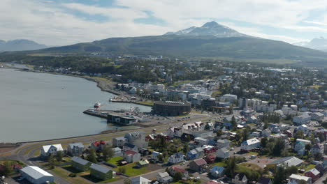 Vista-De-Pájaro-De-Reykjavik,-Capital-Y-Ciudad-Más-Grande-De-Islandia,-Ubicada-En-El-Suroeste-En-La-Costa-De-La-Bahía-De-Faxafloi.-Vista-Aérea-De-La-Capital-Más-Septentrional-Del-Mundo-De-Un-Estado-Soberano