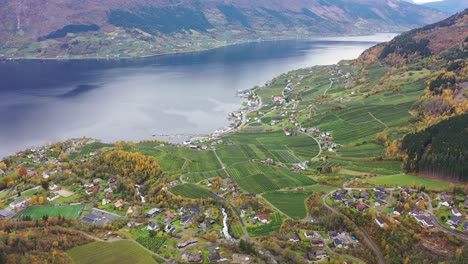 靠近hardanger的理想村落lofthus sorfjorden海 - - 秋天的空中景象,美丽的颜色和水果农民的收获季节 - - 河流opo流在农场和房子之间 - - 挪威