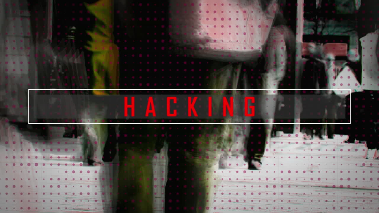 animación de hacking texto sobre la gente caminando en la ciudad