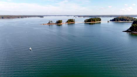 alta antena aérea sobre el lago lanier, georgia