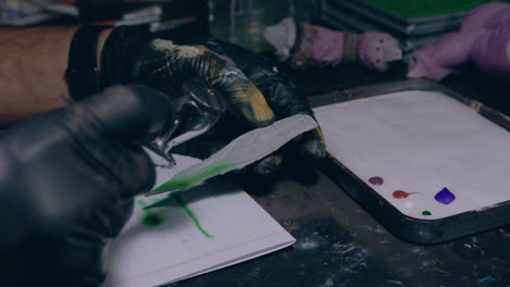 taller de pintura hombre pintura detallada 3d impreso con un aerógrafo cámara lenta de cerca