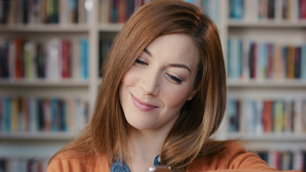 красивая женщина использует умные часы