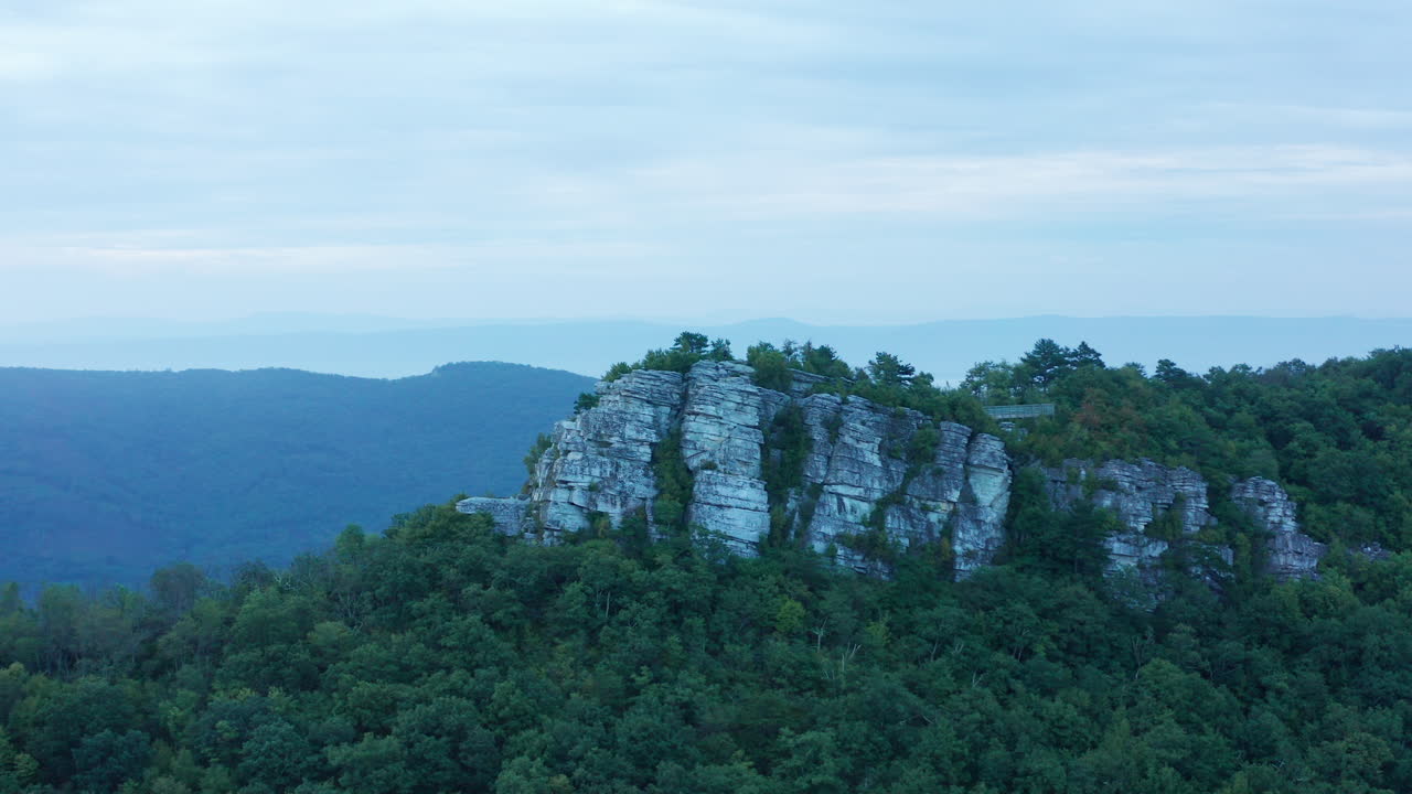 биг-шлосс и долина шенандоа на рассвете летом, расположенные на границе вирджинии и западной вирджинии на территории национального леса джорджа вашингтона