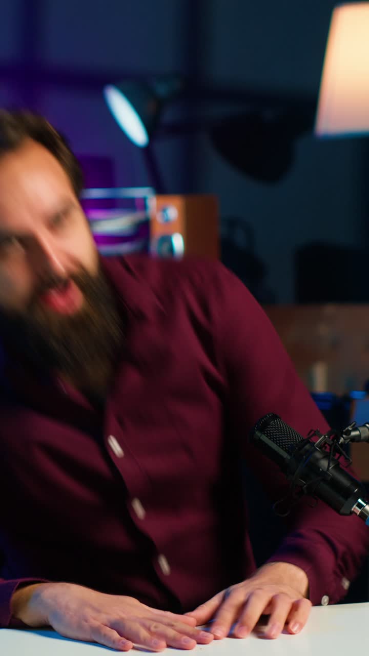 Video verticale: star del web che suona la chitarra in studio