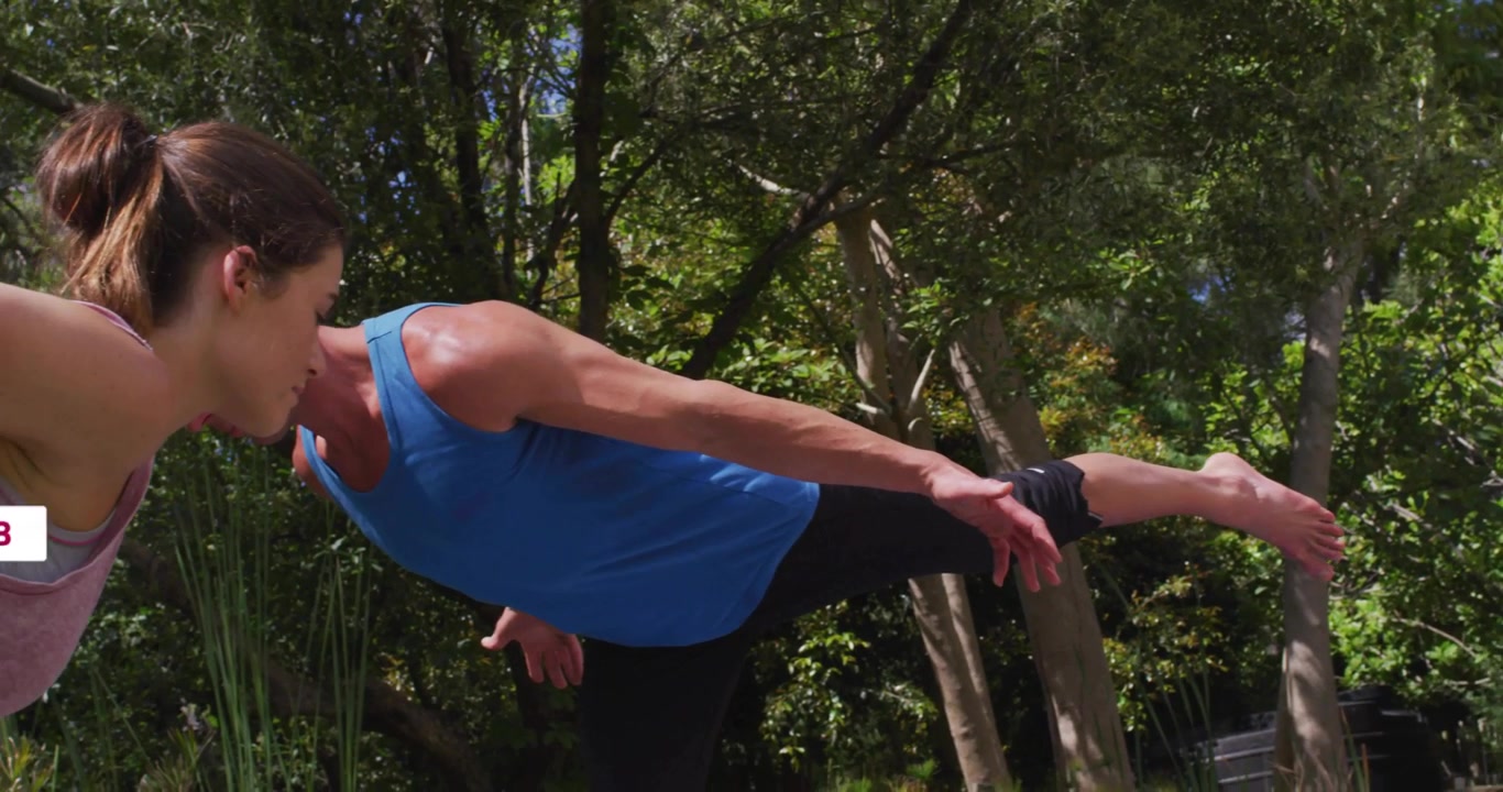 Grupo de fitness se equilibrando no parque, notificações de curtidas subindo, obscurecendo e depois desaparecendo, revelando o grupo.