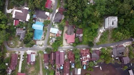 Vista-Aérea-De-Un-Pequeño-Pueblo-Tropical-Cerca-Del-Río