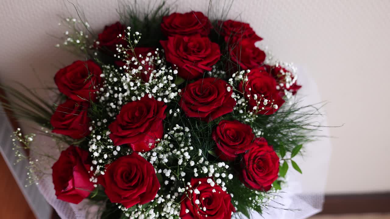 Un vivace bouquet di rose rosse e gypsophila