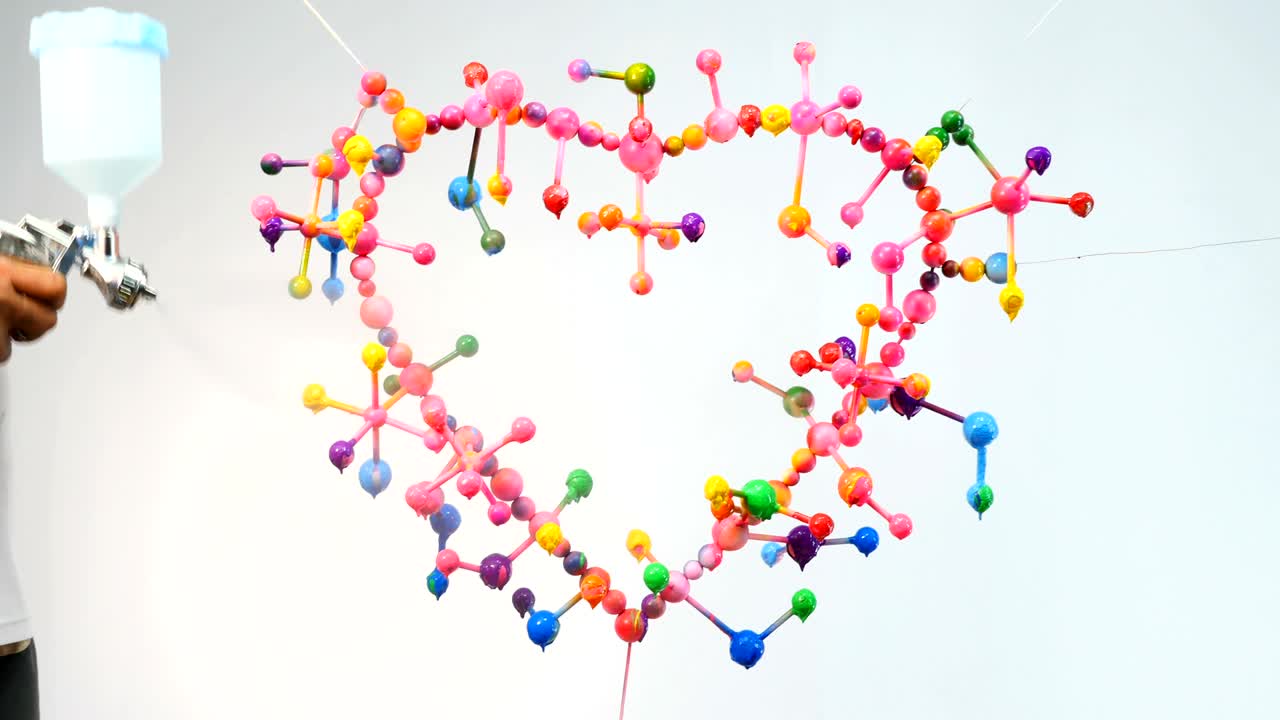 조각품 을 기 위해 라크 를 스프레이 하는 예술가