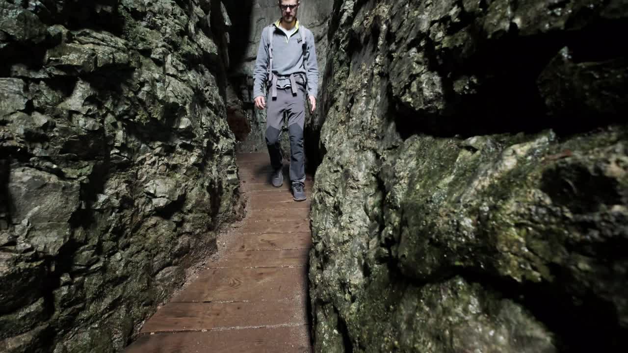 triglav 국립 공원-17에서 봄 동안 슬로베니아의 pokljuka 협곡을 걷는 남자