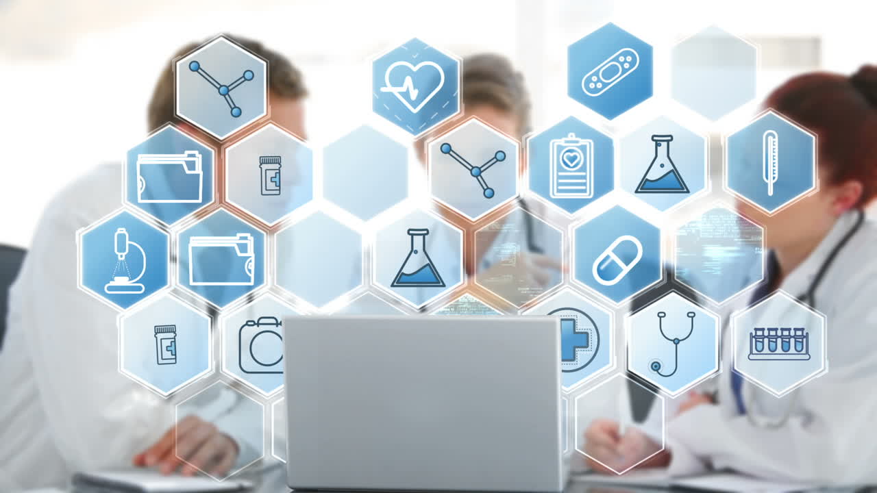equipo de médicos discutiendo sobre la computadora portátil varios iconos