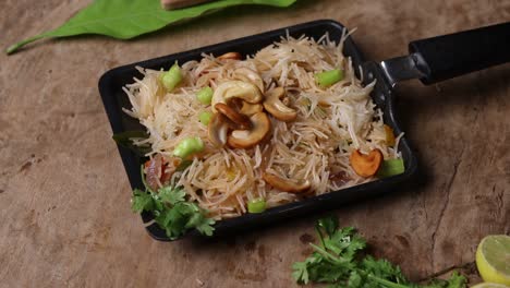 Semiya-Upma-O-Vermicelli-Uppuma-O-Bihun-Goreng-Servido-En-Un-Bol-Con-Vista-Superior