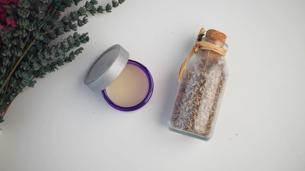 Olio essenziale di lavanda e crema su sfondo bianco