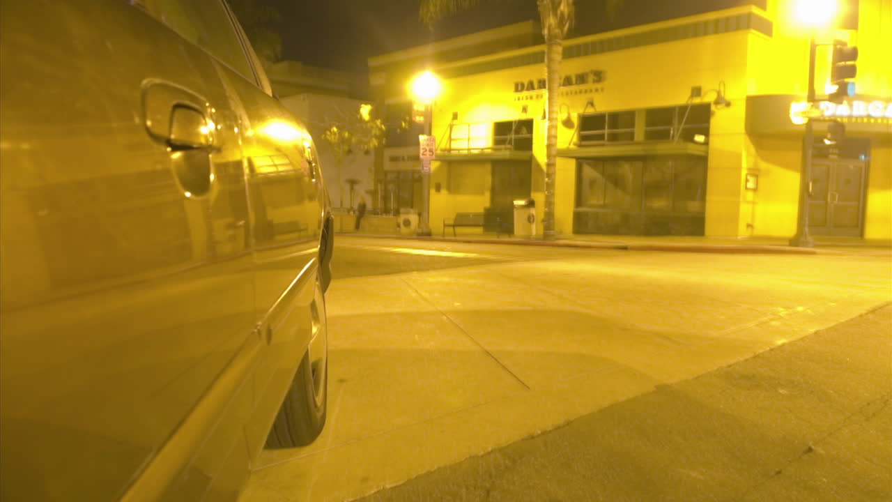 un automóvil viaja en una calle concurrida de la ciudad 1