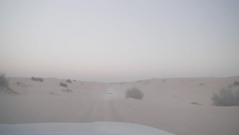 vehículos todoterreno conduciendo por el desierto