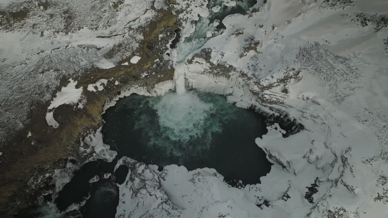 Kuzey İzlanda'daki Aldeyjarfoss Şelalesi Üzerinden Havadan Görüntü.