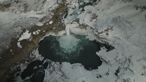 Antena-Sobre-La-Cascada-De-Aldeyjarfoss,-Norte-De-Islandia