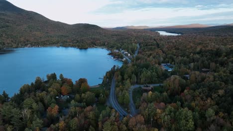 Paisaje-Escénico-Del-Lago-De-Montaña-Azul-En-Nueva-York-Durante-El-Otoño---Disparo-Aéreo-De-Drones