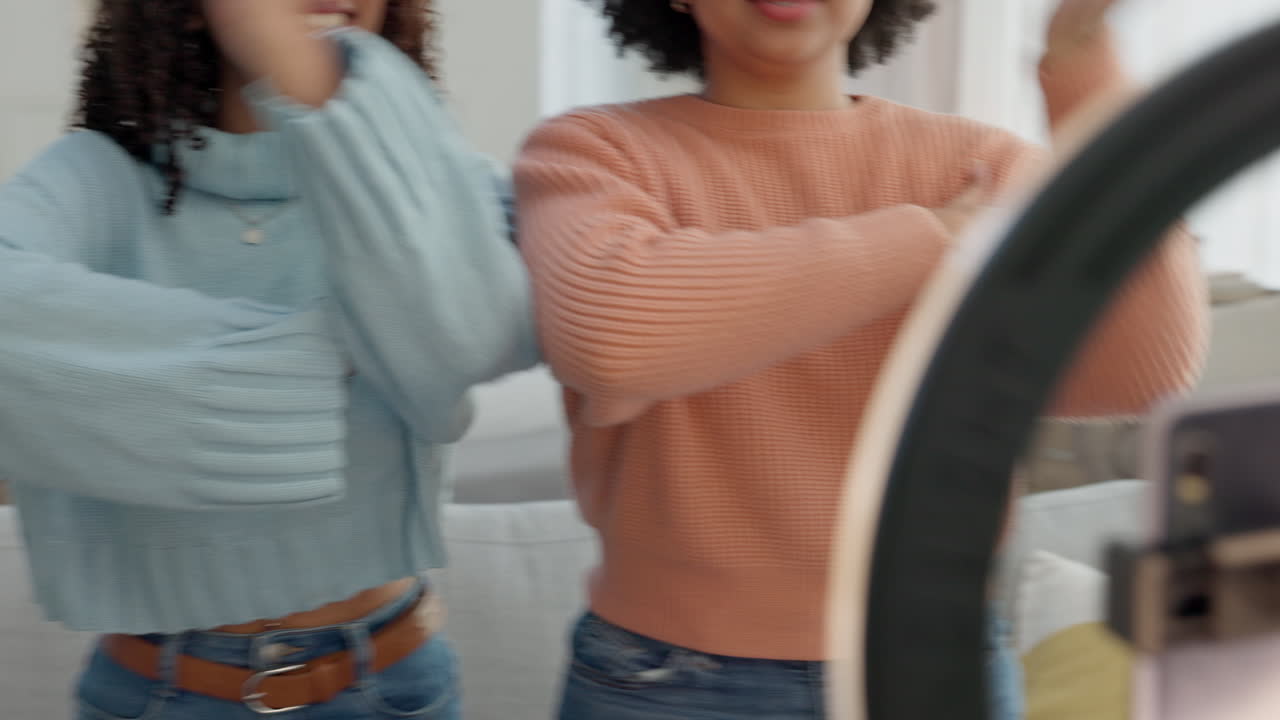 amigos influyentes filmando bailes para las redes sociales