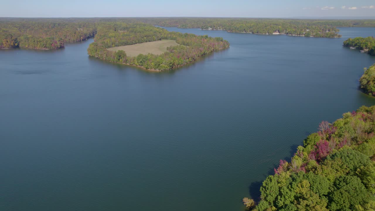 Plano aéreo em movimento sobre o Lago Tim's Ford, TN, em um dia ensolarado