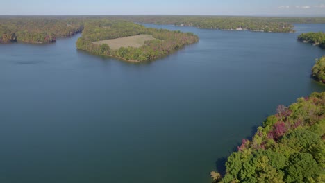 Luftaufnahme-Mit-Dolly-über-Tim&#39;s-Ford-Lake,-TN-An-Einem-Sonnigen-Tag