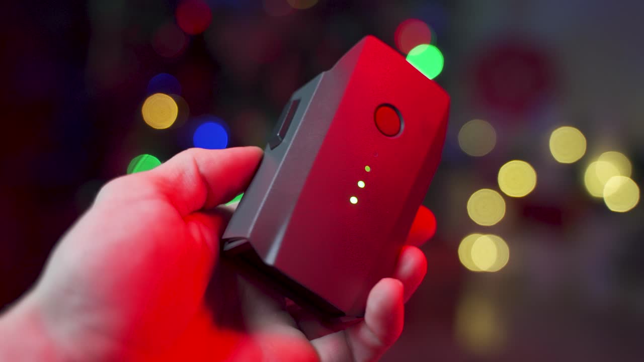 카메라가 장착된 영화 제작자의 비디오 uav를 위한 지능형 리튬 폴리머 드론 배터리를 보여줍니다.