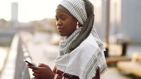 Mujer-Negra-Usando-Teléfono-Al-Aire-Libre