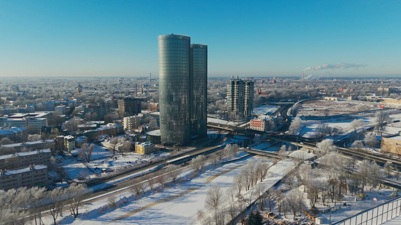 La Riga innevata unisce torri moderne e trasporti in una visione di vita urbana resiliente