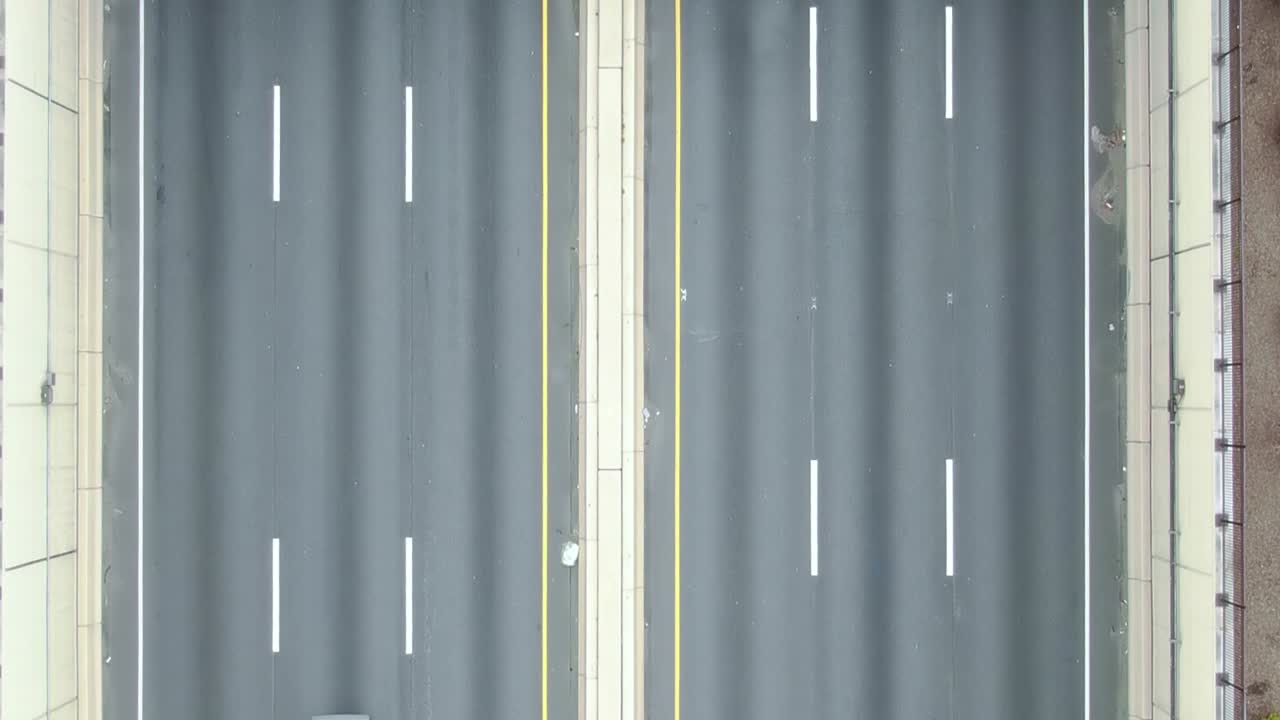 조용한 도시 거리에서 교통 위의 항공 보기 - 하향식, 드론 샷 - covid-19