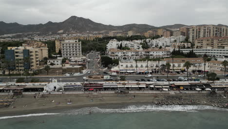 toma de drones de autos dando vueltas en círculo en un día nublado en la ciudad de playa portuguesa