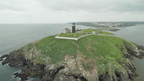 Bezaubernde-Aussicht-Auf-Den-Leuchtturm-Von-Ballycotton-Auf-Den-Klippen,-County-Cork,-Irland---Luftaufnahme