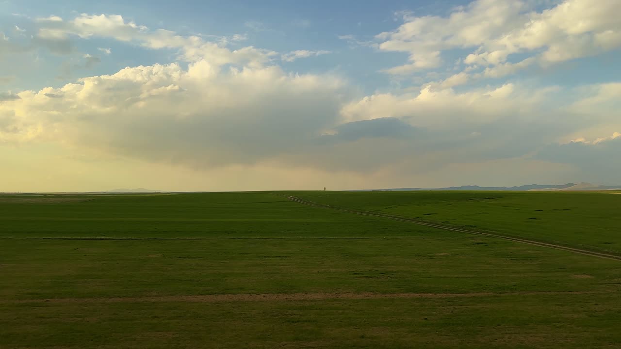 Landbrugslandskab i Iran, natur, korn, hvede, høballe, landbrug, naturskønne droneoptagelser, solnedgang, landdistrikt, rolig himmel, horisont, rejse, transport, togvindueperspektiv, turisme, ferie, vegetation.