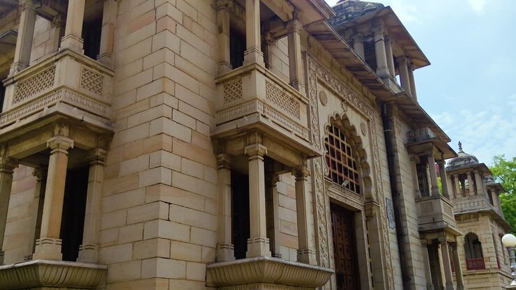 Imagem em ângulo baixo de Kirti Mandir, Vadodara, Gujarat. Cenotáfio histórico com design indo-sarraceno sob um céu azul brilhante. Ideal para temas de patrimônio, viagens e cultura