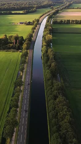 vista aérea del canal y la carretera a través del campo holandés