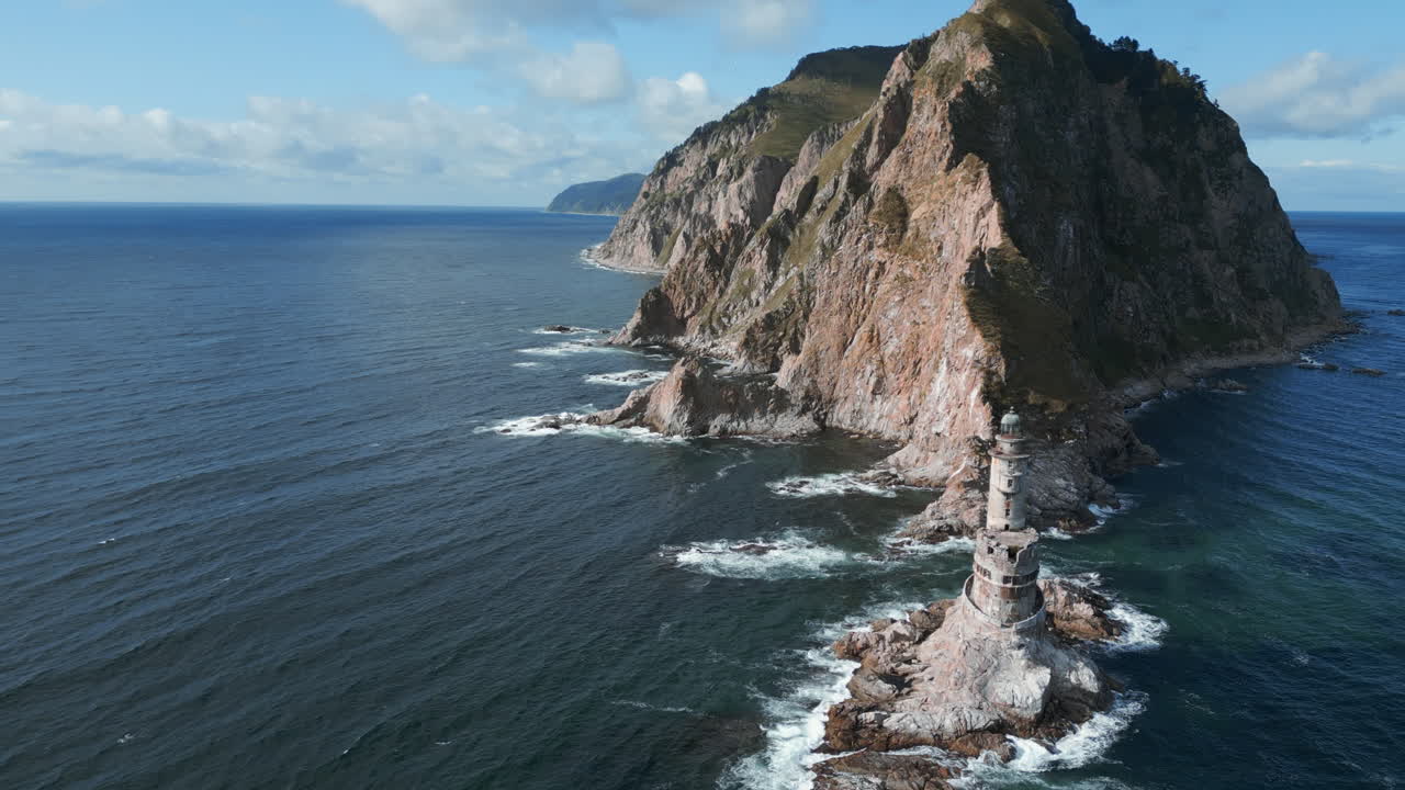 воздушный вид маяка на скалистой береговой линии