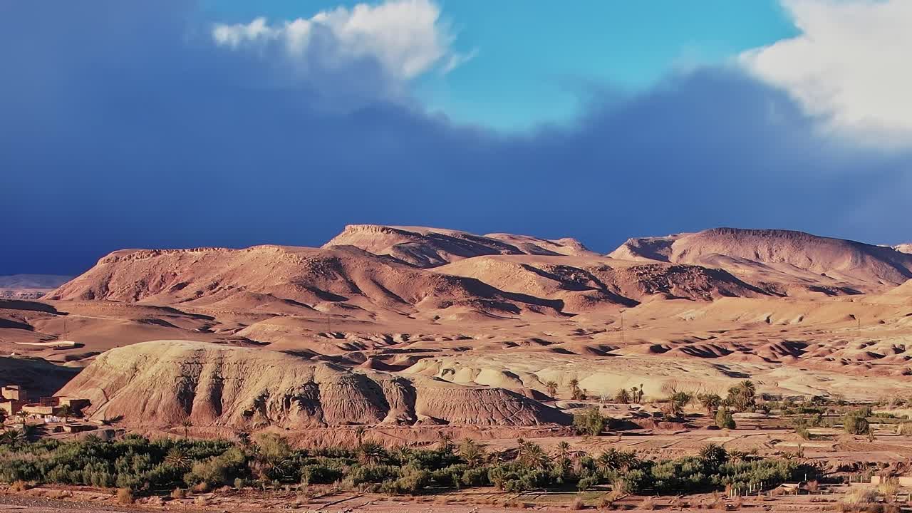 Vista aérea da paisagem marroquina com montanhas e vales