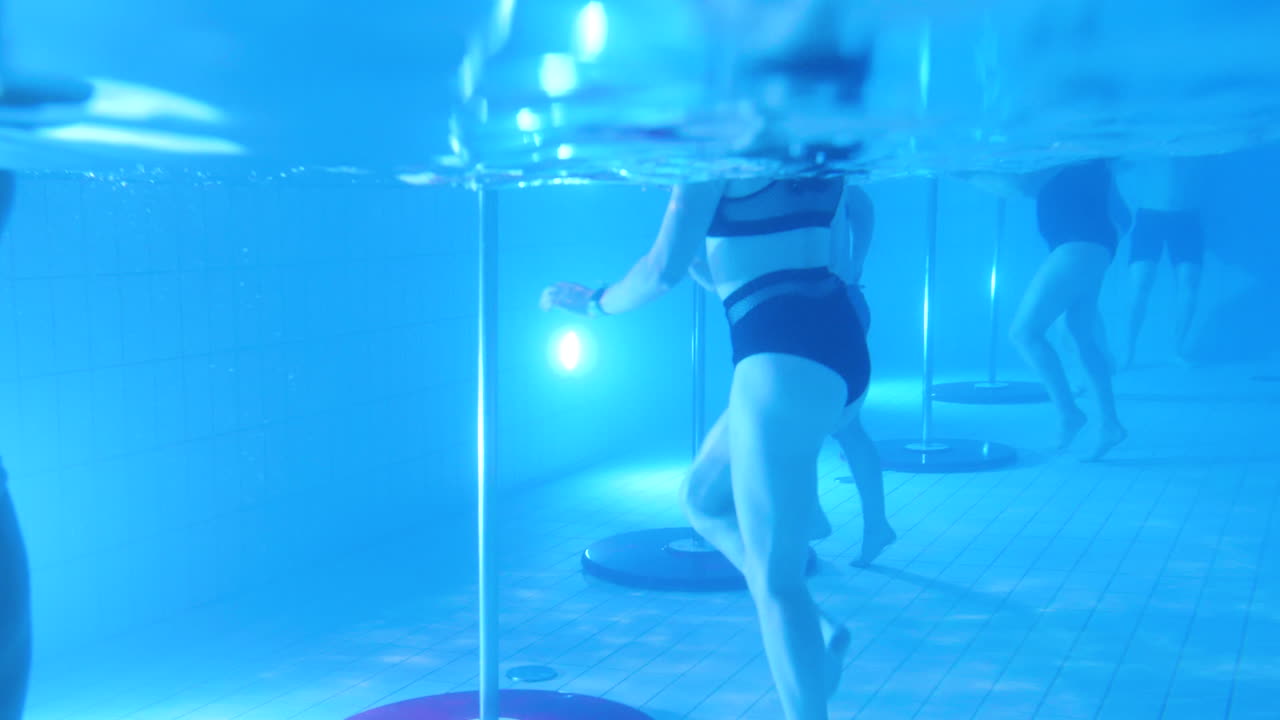 수중 수영장 운동 스트레칭 운동, 수영장 물 위를 달리는 여성 다리, 에어로빅 건강 피트니스