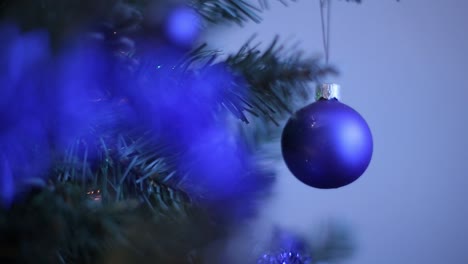 ornamento de navidad azul en el árbol