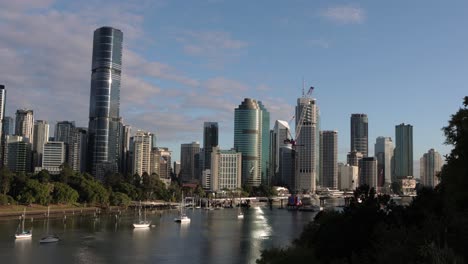 Wide-view-of-Brisbane-City-and-the-Kangaroo-Point-Green-Bridge-construction,-viewed-from-Kangaroo-Point,-Queensland,-Australia