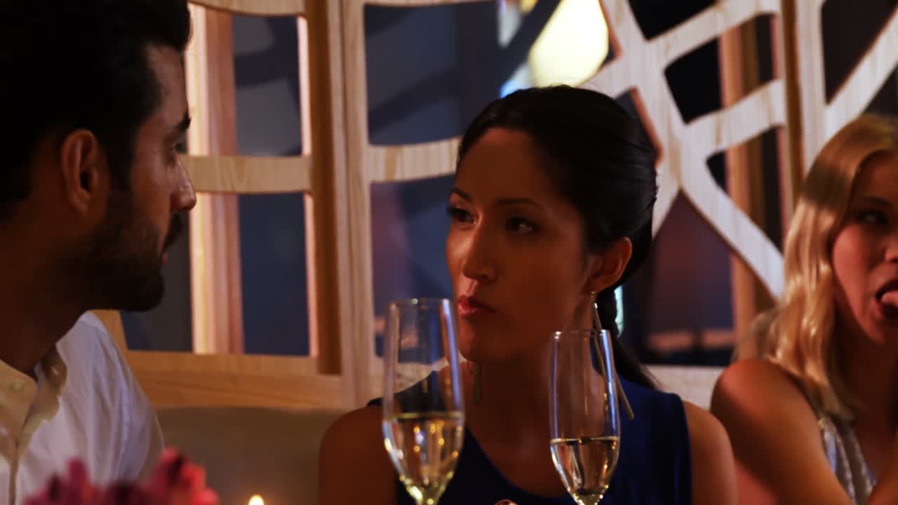 4k 와인 잔을 마시면서 서로 상호 작용하는 친구들의 그룹