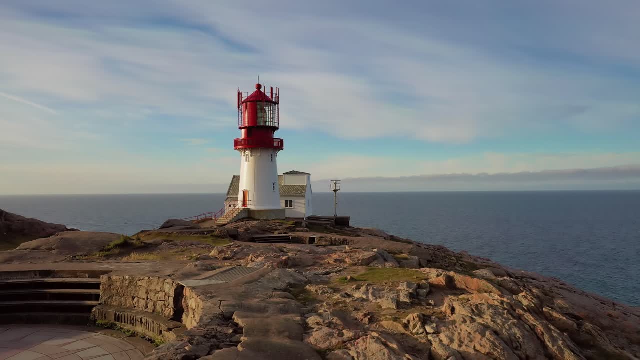faro costero. el faro de lindesnes es un faro costero en el extremo sur de noruega.