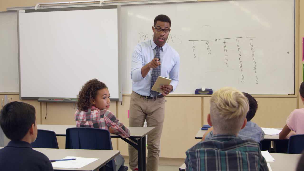 niños levantando las manos para responder delante de la clase, filmado en r3d